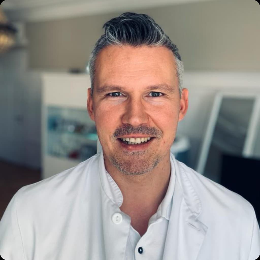 Dr. Lukas Pindur