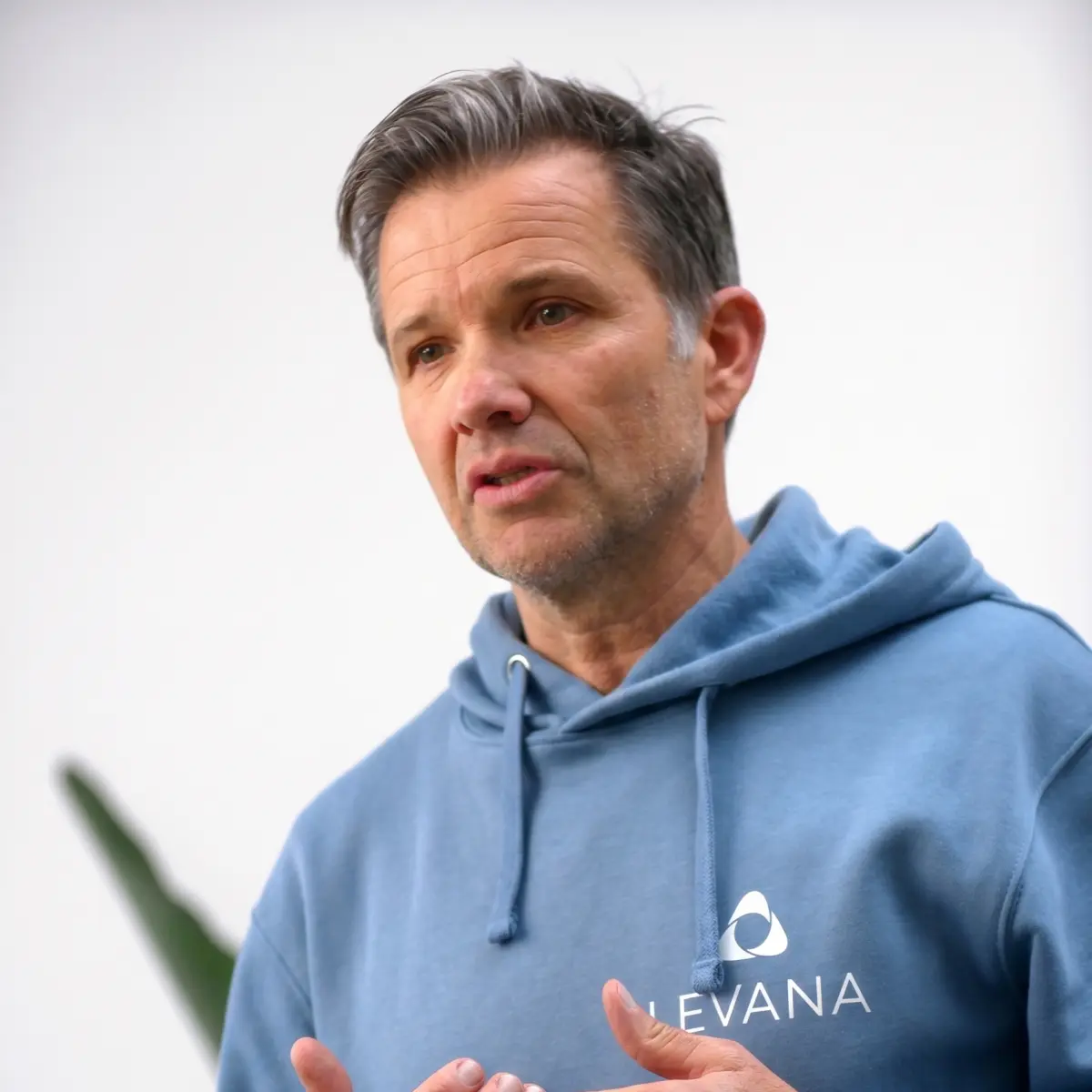 Stefan Rascher, Gründer und CEO von LEVANA, im Freien.